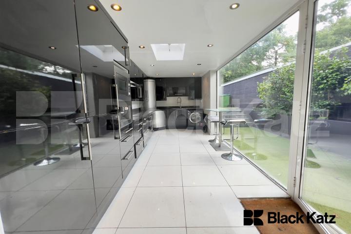 Superb 4 Bed with over 2050 Sq. Ft. of living & entertaining space Rockwell Gardens , Dulwich / Crystal Palace / Gipsy Hill Borders